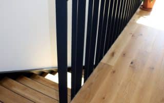 02-casa-prefabricada-hormigon-escalera-02 Detalle de la escalera con peldaños de madera
