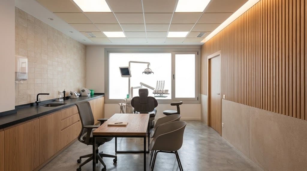 reforma local centro médico - 12002PJR centro medico villarroel consulta dental Consulta dental del centro médico de la calle Villarroel, en Barcelona, con luz natural y mobiliario de madera