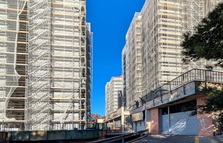 Blocks A, B and D in Can Vilardell under scaffolding during the simultaneous retrofit