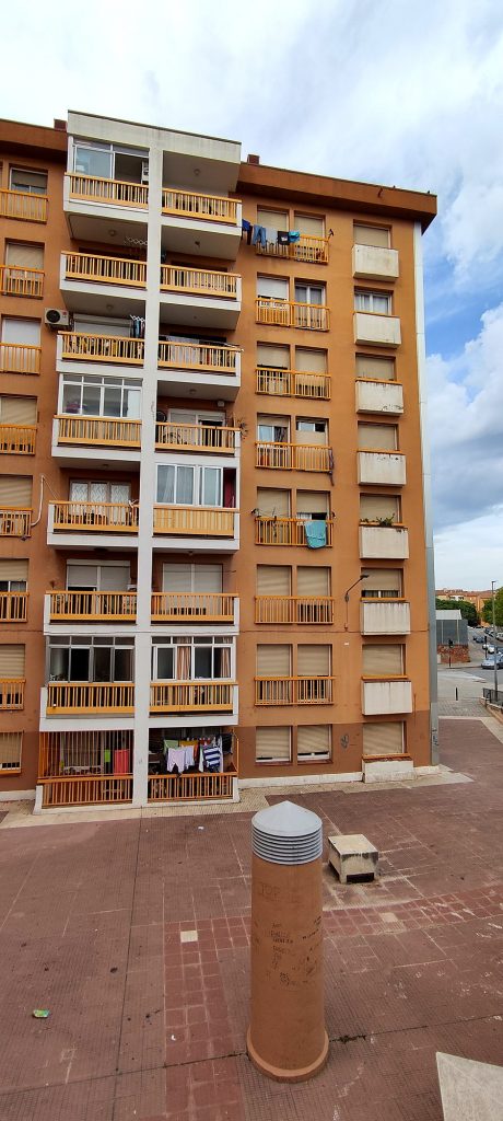 rehabilitación energética de edificios - 24030PJR can vilardell fachada posterior balcones antes Fachada posterior con balcones del bloque A de Can Vilardell antes de la intervención