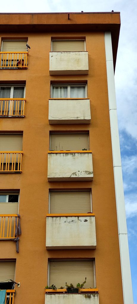 rehabilitación energética de edificios - 24030PJR can vilardell frentes de balcon deteriorados Frentes de balcón con desconchados y revestimiento deteriorado antes de la rehabilitación