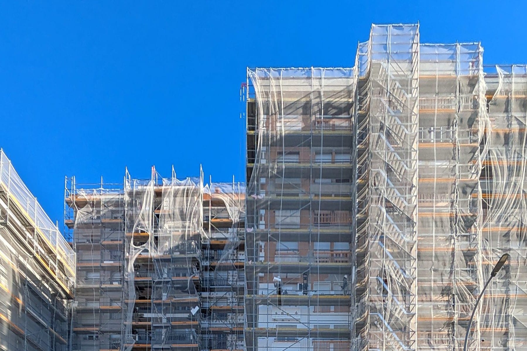 Bloques de vivienda pública de Can Vilardell, en la avenida Madrid de Terrassa, con andamios durante la rehabilitación energética