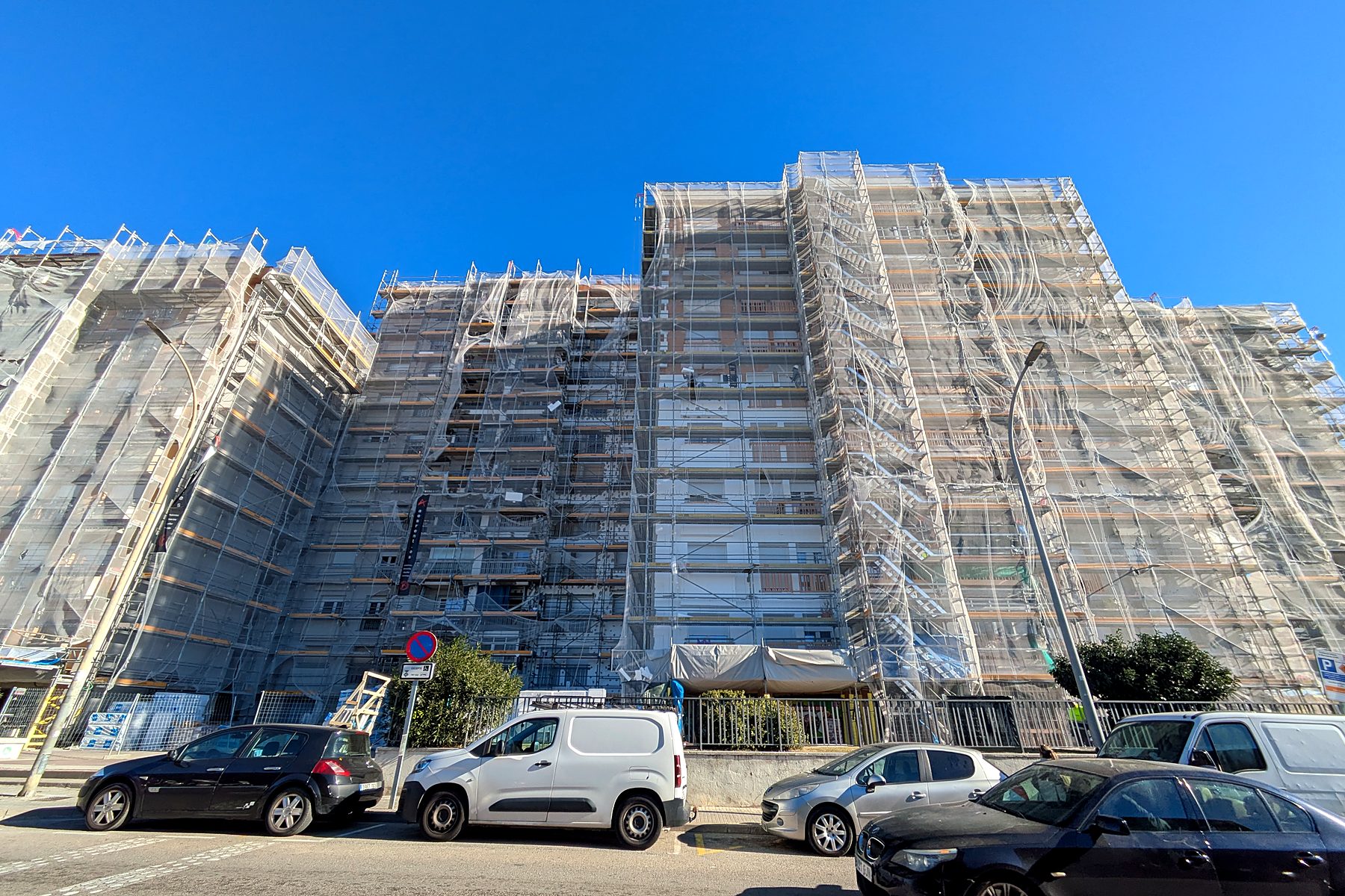 Bloques de vivienda pública de Can Vilardell, en la avenida Madrid de Terrassa, durante la rehabilitación energética