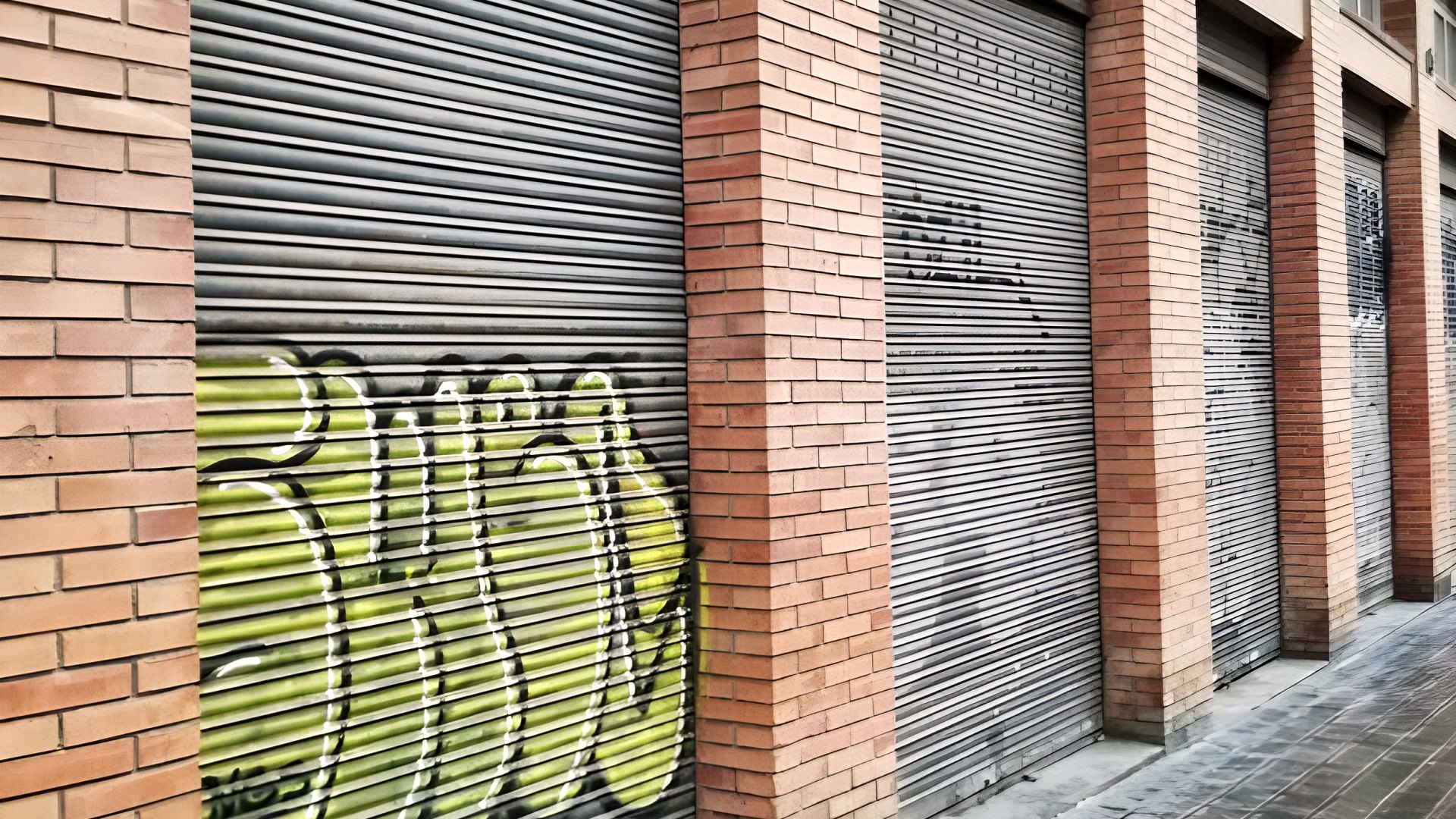Dificultats d'un canvi d'ús: locals en planta baixa amb persianes metàl·liques tancades a Barcelona