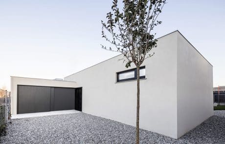 Kaitek Arquitectura – Arquitecto en Barcelona Volum blanc de la casa amb la porta del garatge