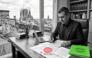 Arquitecte realitzant una inspecció tècnica precompra en un terrat de Barcelona amb la Sagrada Família al fons.