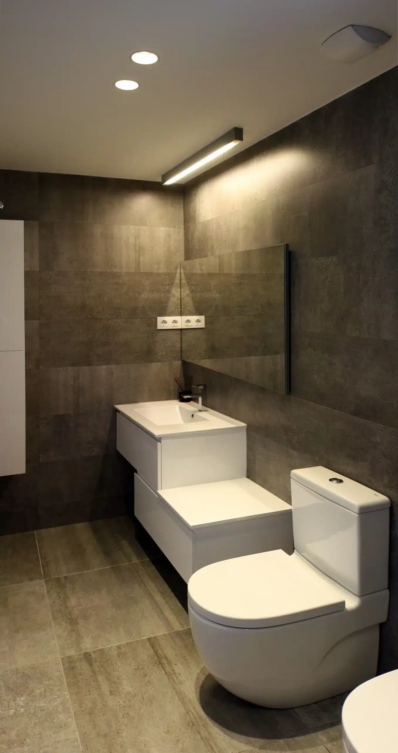 casa amb panells prefabricats - bano scaled.jpg 1