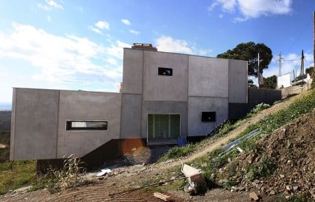casa-prefabricada-obra Vista lateral de la casa prefabricada en la ladera