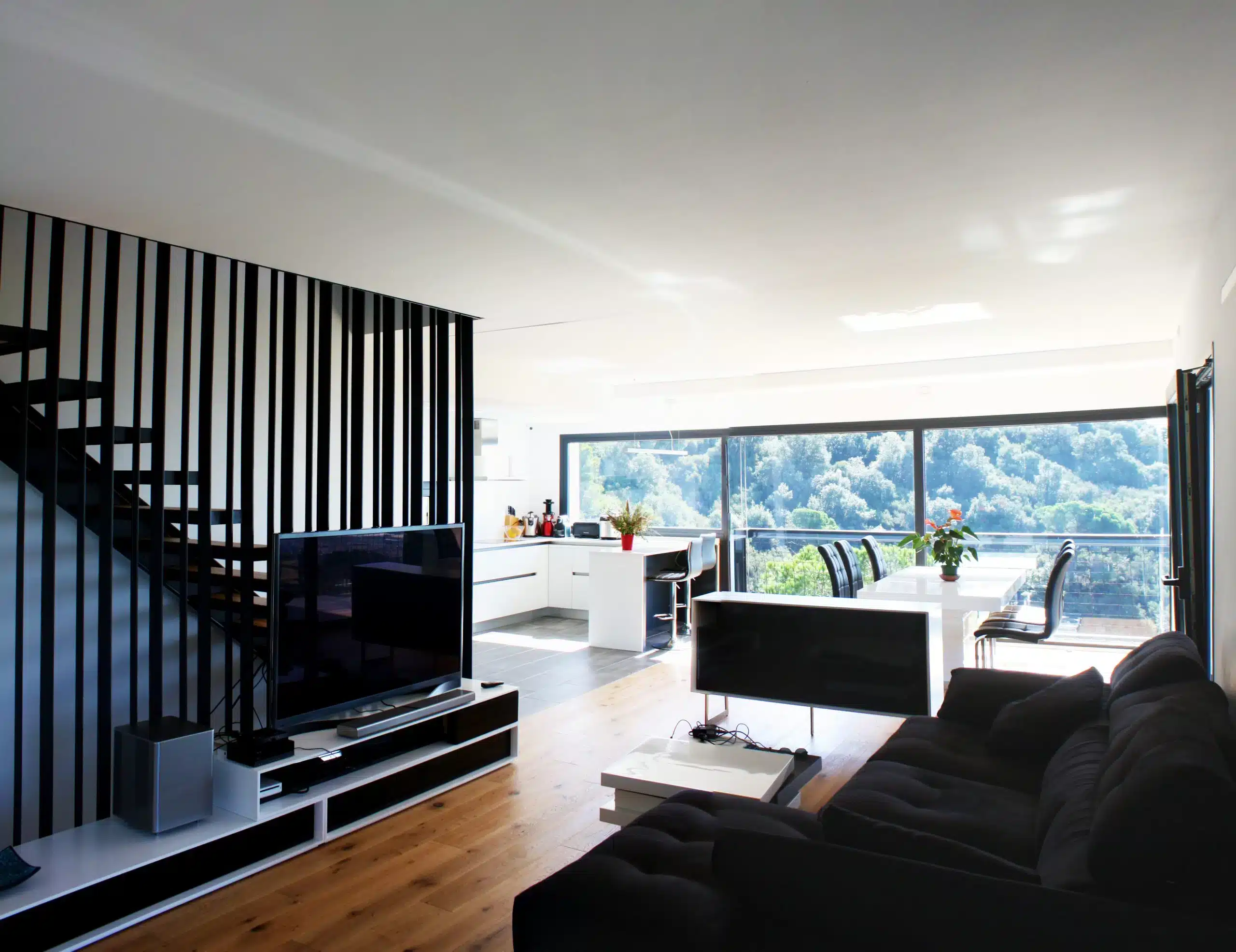 casa amb panells prefabricats - casa prefabricada sala estar 01x scaled.jpg 1