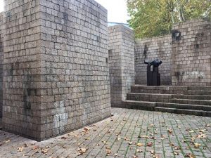 - monumento de chillida en plaza fueros