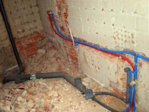 - paso agua por interior tabique